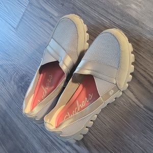 Skechers l size 6.5 l slip ins l tan color l new l memory foam walkers l beige l